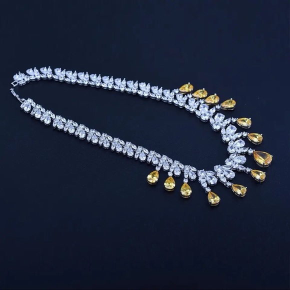Swarovski Crystals Wehilani Elegant Necklace - Picture 6 of 8